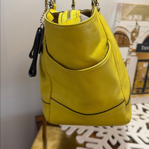 Coach beautiful soft muted golden yellow leather bag, satin tan lining, - Picture 6 of 16
